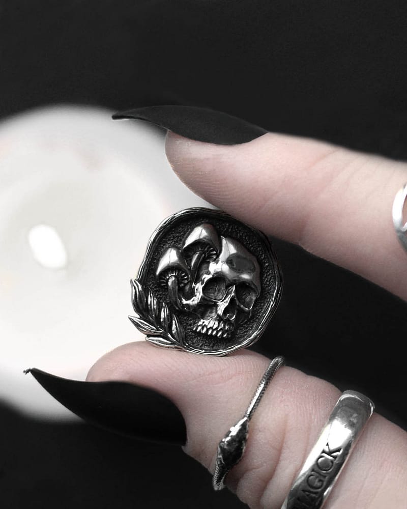 memnto-mori-skull-mushroom-silver-necklace-hellaholics
