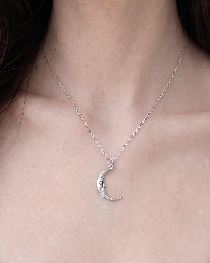 90s-crescent-moon-necklace-silver-chain-neck-close-up-model-hellaholics