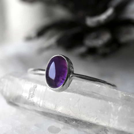 theia-amethyst-silver-ring-close-up-hellaholics-2 (1)