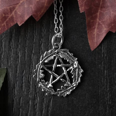 oak-leaf-pentagram-silver-necklace-close-up-hellaholics