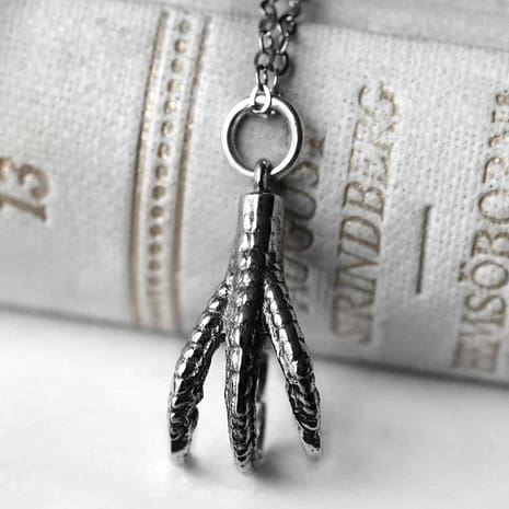 claw-silver-necklace-close-up-hellaholics