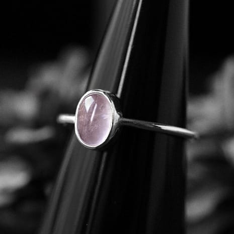 theia-rose-quartz-silver-ring-close-up-hellaholics
