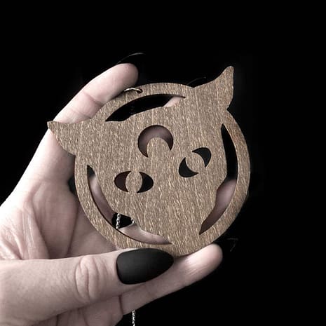 black-magic-cat-wooden-necklace-brown-hellaholics
