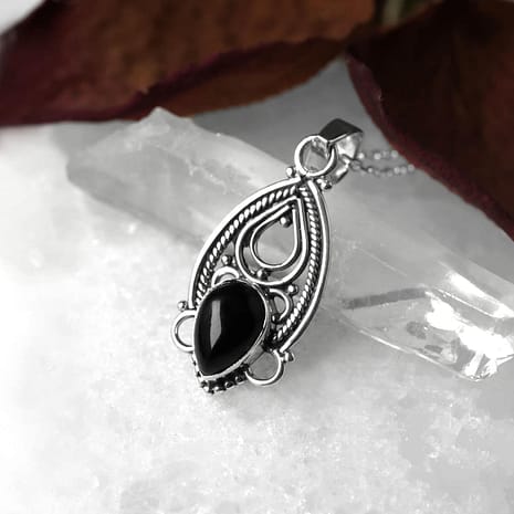 onyx-sterling-silver-pendant-close-up-hellaholics (1)