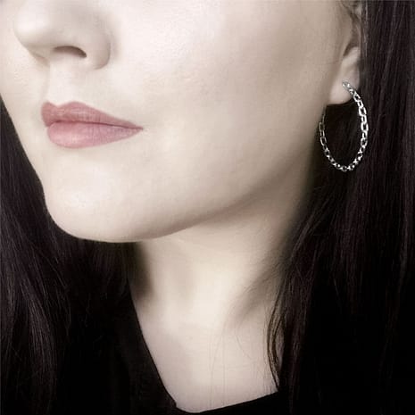 chain-sterling-silver-earrings-hoops-close-up-hellaholics (1)