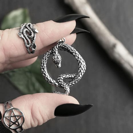 the-queens-serpent-silber-pendant-silver-rings-hellaholics