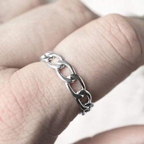 never-break-the-chain-close-up-finger-silver-ring-hellaholics