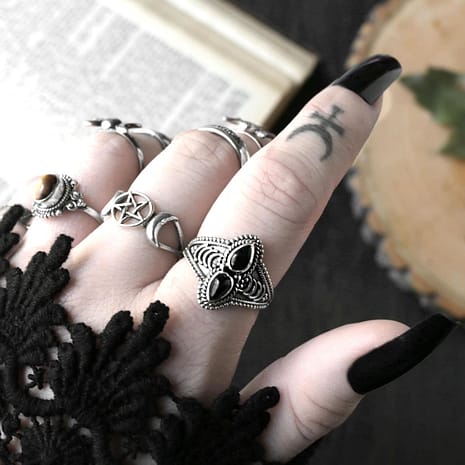 arlea-silver-onyx-ring-hand-hellaholics (1)