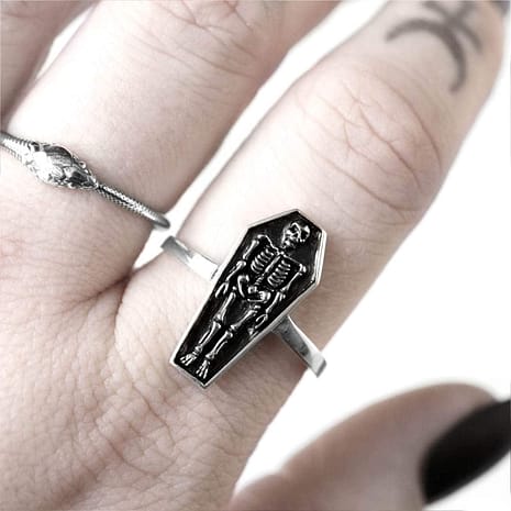 coffin-and-bone-silver-rings-finger-hellaholics