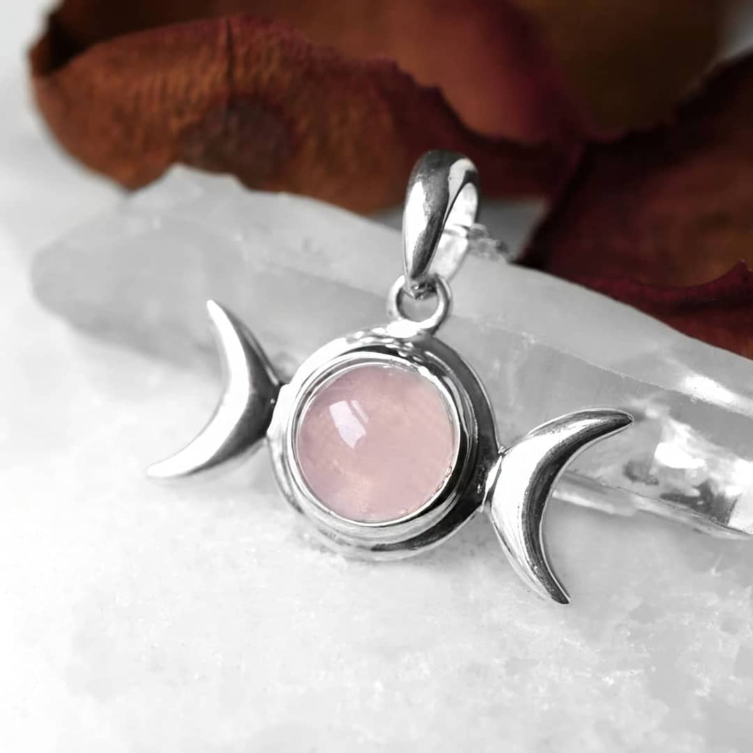 triple-moon-rose-quartz-silver-pendant-close-up-hellaholics(1)
