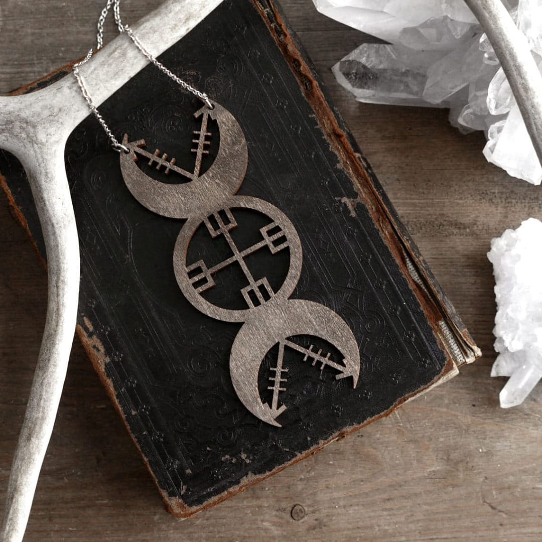 norse-priestess-necklace-mood norse-priestess-necklace-mood