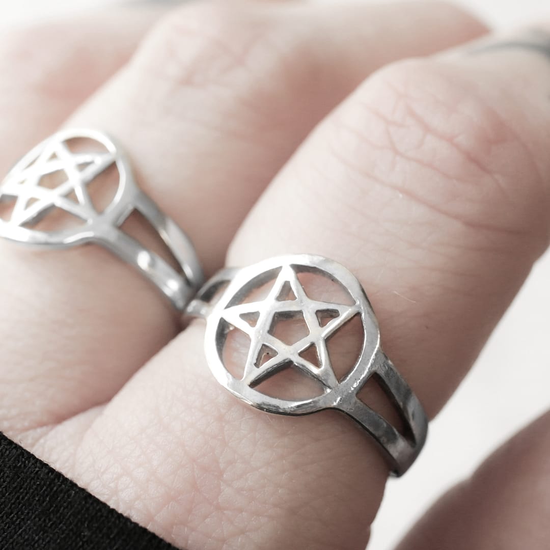pentagram-silver-ring-closeup-hellaholics- pentagram-silver-ring-closeup-hellaholics-