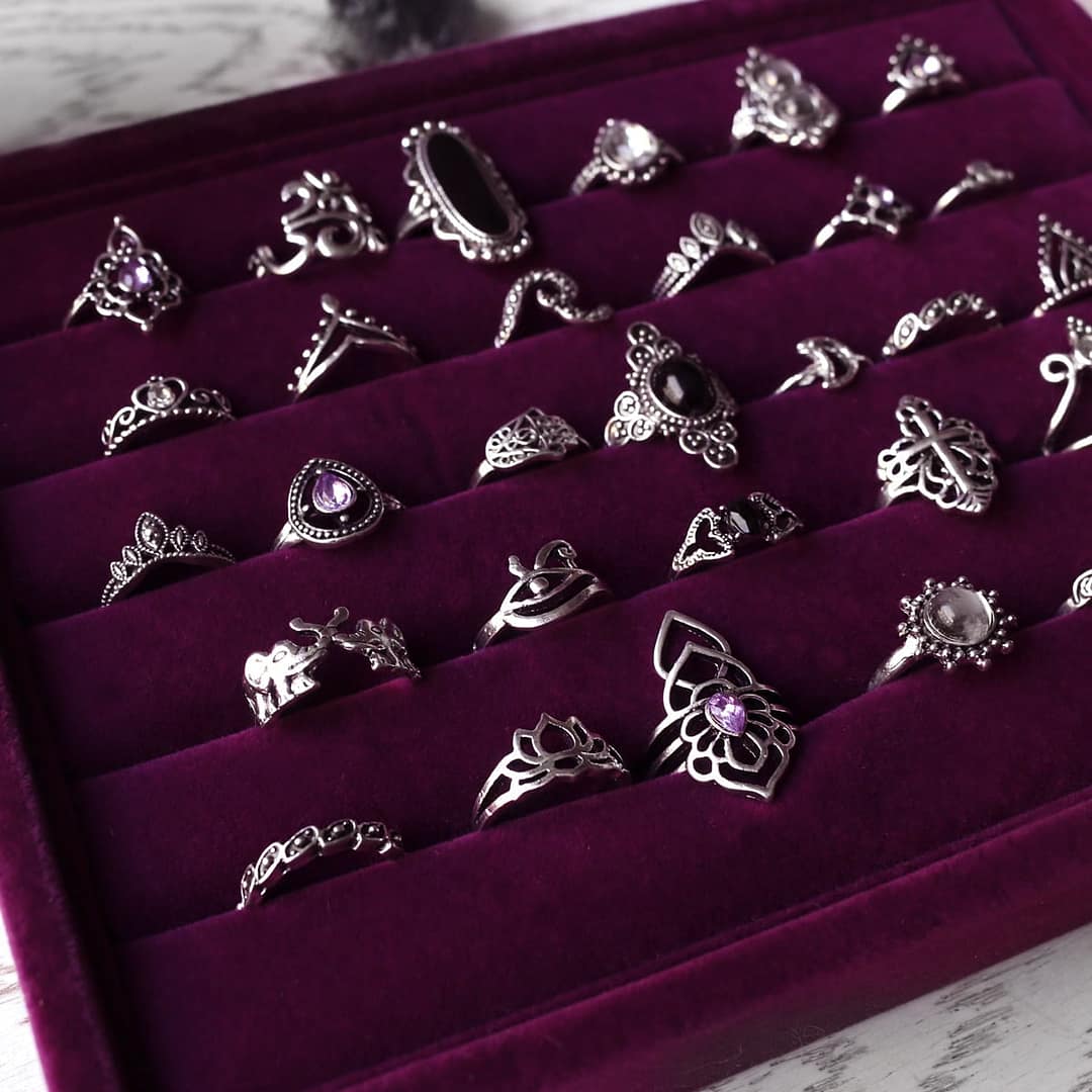ring-sets-in.velvet-purple-box-hellaholics ring-sets-in.velvet-purple-box-hellaholics