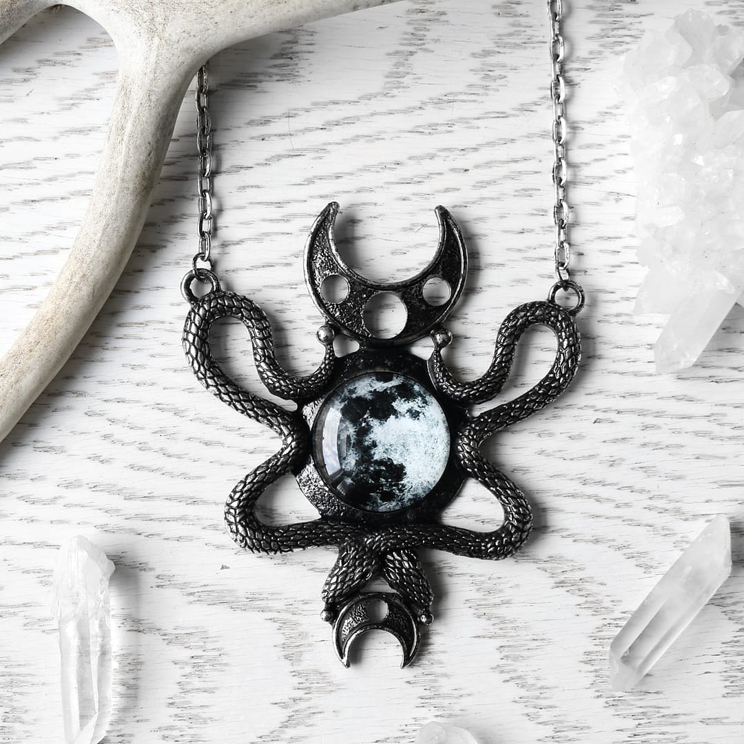moon-embraced-silver-necklace-restyle-hellaholics moon-embraced-silver-necklace-restyle-hellaholics