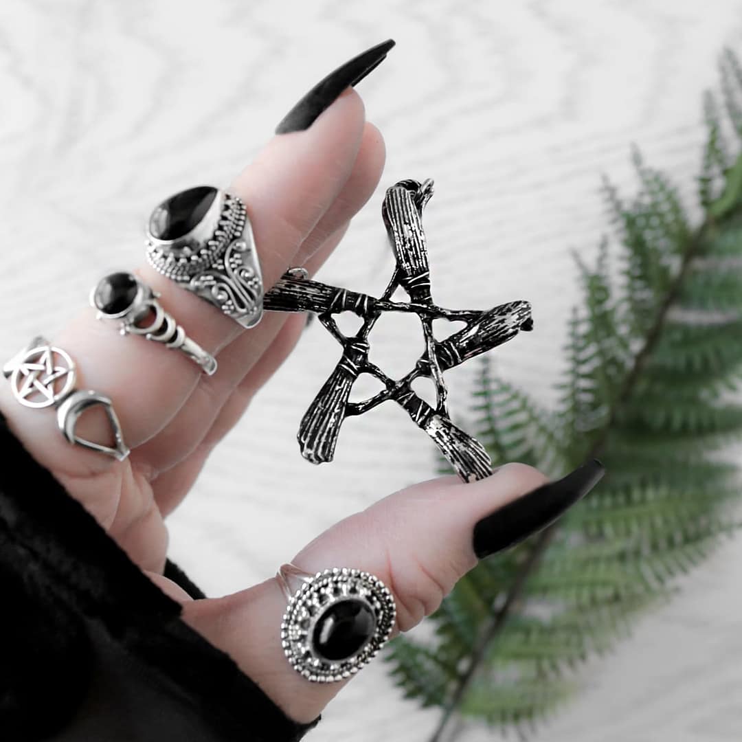 broom-pentagram-silver-necklace-restyle-silver-rings-hellaholics broom-pentagram-silver-necklace-restyle-silver-rings-hellaholics