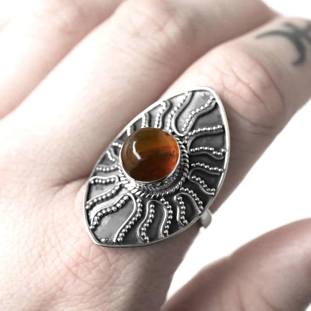 warriors-call-amber-silver-ring-close-up-hellaholics warriors-call-amber-silver-ring-close-up-hellaholics