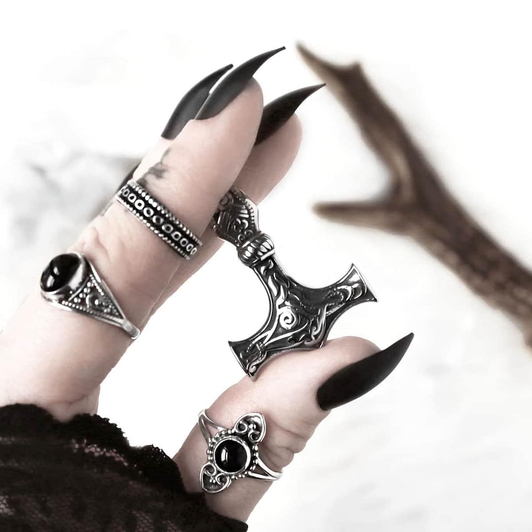 thors-hammer-stainless-steel-pendant-onyx-rings-hellaholics thors-hammer-stainless-steel-pendant-onyx-rings-hellaholics