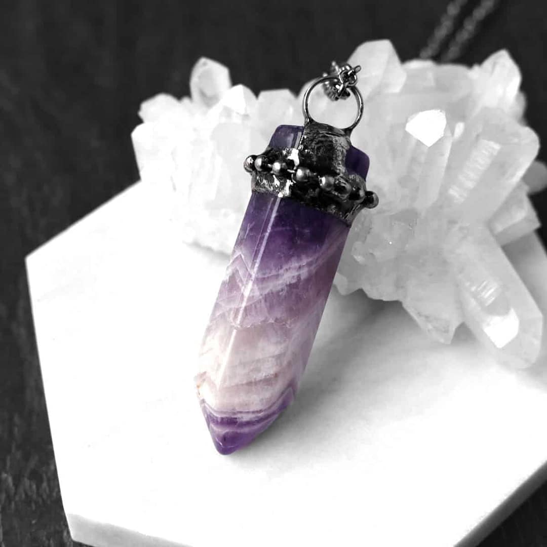 zaria-amethyst-crystal-gunmetal-necklace-close-up-hellaholics zaria-amethyst-crystal-gunmetal-necklace-close-up-hellaholics