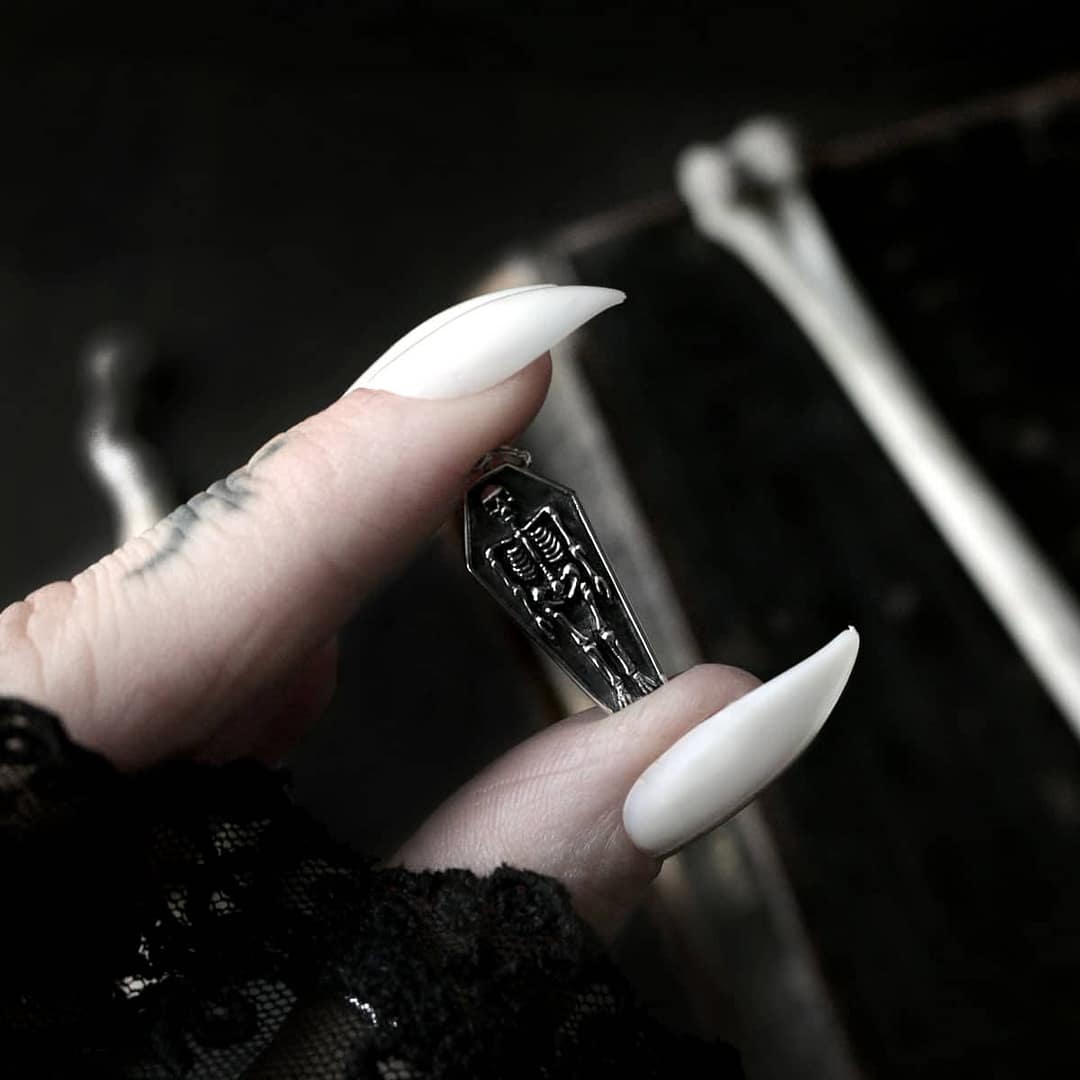 coffin-and-bone-silver-necklace-hellaholics (1) coffin-and-bone-silver-necklace-hellaholics (1)