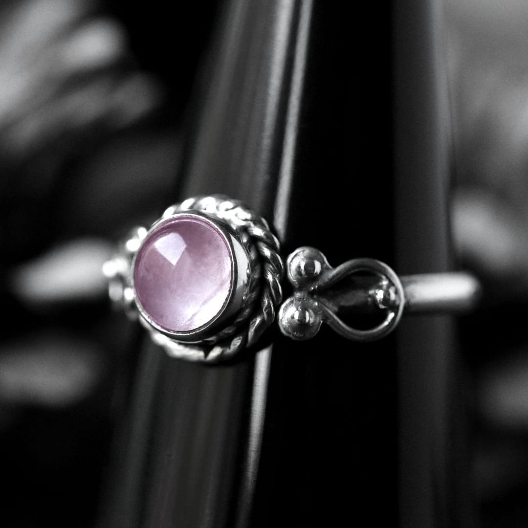 amaya-rose-quartz-silver-ring-close-up-hellaholics amaya-rose-quartz-silver-ring-close-up-hellaholics