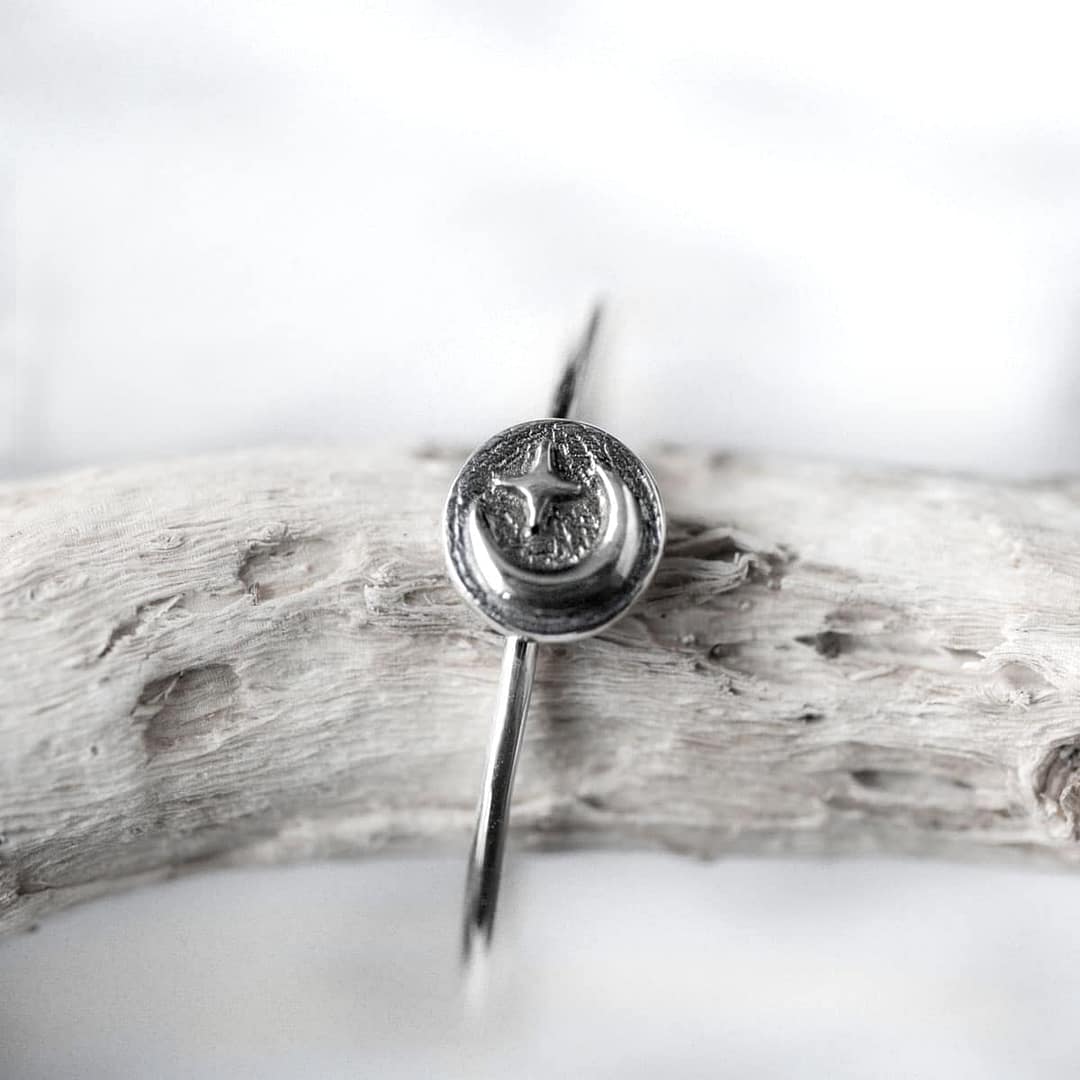moon-and-star-silver-ring-close-up-hellaholics moon-and-star-silver-ring-close-up-hellaholics