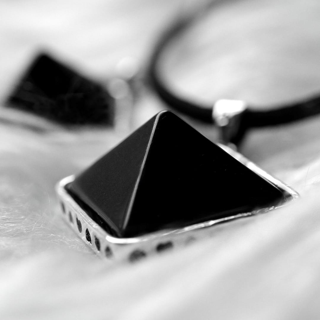 pyramid-obsidian-choker-hellaholics pyramid-obsidian-choker-hellaholics