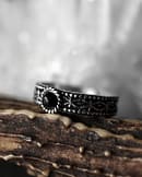 aranza-onyx-silver-mid-ring-close-up-hellaholics (1)