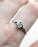 dione-prehnite-silver-stacking-ring-finger-close-up-hellaholics kopiera