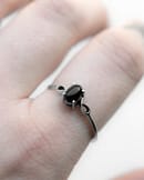 dione-black-onyx-silver-ring-finger-close-up-hellaholics (1)