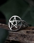 pagan-pentagram-sterling-silver-ring-close-up-hellaholics (1)