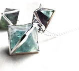 oktaeder-fluorit-necklace-hellaholics-close-up