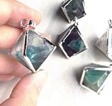 oktaeder-fluorit-necklace-hellaholics-hand-size