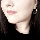 bold-chain-sterling-silver-hoop-earrings-close-up-hellaholics (1)