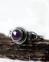cholette-round-amethyst-silver-ring-close-up-hellaholics