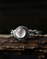 amaya-rose-quartz-silver-ring-close-up-hellaholics (3)