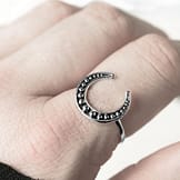 lula-hunting-moon-silver-ring-close-up-hellaholics