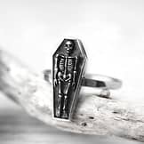 coffin-and-bones-sterling-silver-ring-close-up-hellaholics