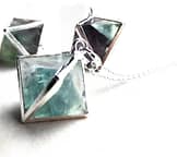 oktaeder-fluorit-necklace-hellaholics-close-up