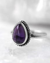 elara-amethyst-silver-ring-hellaholics-close-up
