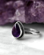 elara-silver-amethyst-ring-close-up-hellaholics