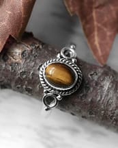 gör-blad-gröna-avila-tiger-eye-silver-ring-close-up-hellaholics (1)