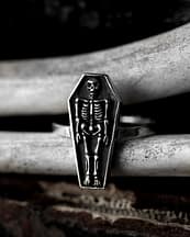 coffin-and-skull-silver-ring-close-up-hellaholics