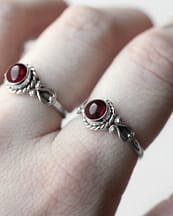 amaya-garnet-silver-ring-close-up-hellaholics (2)