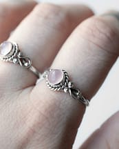 amaya-rose-quartz-silver-ring-close-up-hellaholics (1)