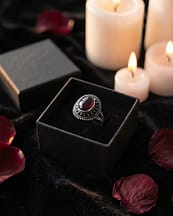 nathalia-vintage-garnet-silver-ring-giftbox-hellaholics-look