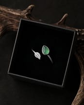 dana-vibrant-green -aventurine-adjustable -leaf ring-silver-giftbox-hellaholics