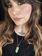 penelope-green-rutilated-prehnite-necklace-hellaholics-on-model
