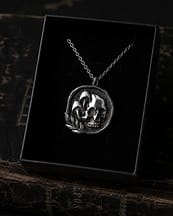 memento-mori-skull-silver-pendant-giftbox-hellaholics-look