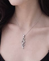 nira-necklace-with-snake-silver-neck-close-up-model-hellaholics-look
