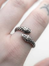 two-headed-adjustable-snake-ring-silver-finger-close-up-hellaholics-look